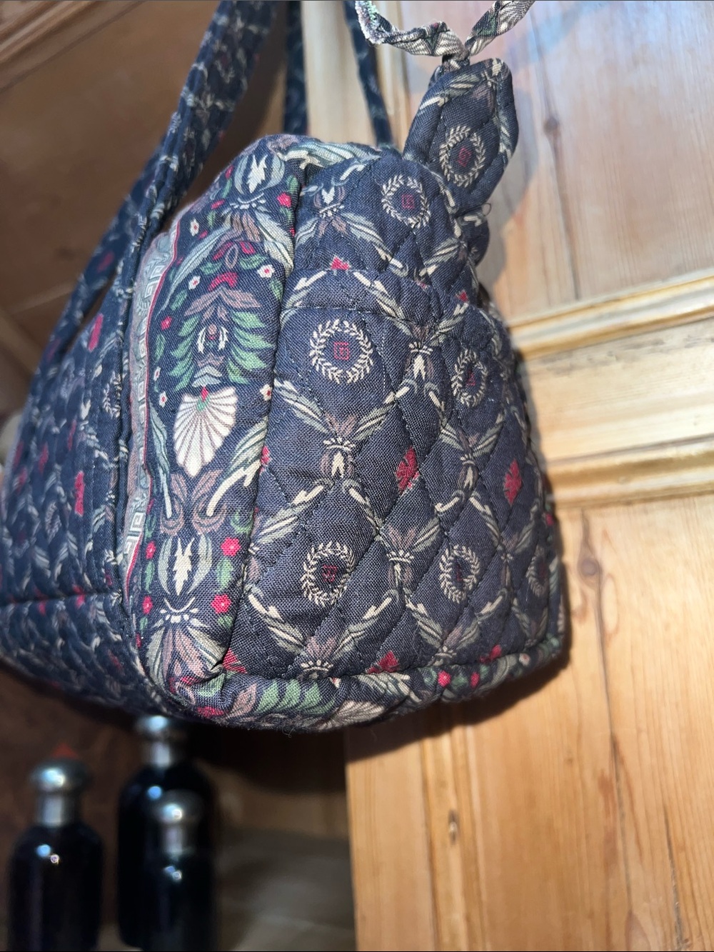 Vera Bradley 100 Handbag in Retired Laurel Pattern - Picture 2 of 9